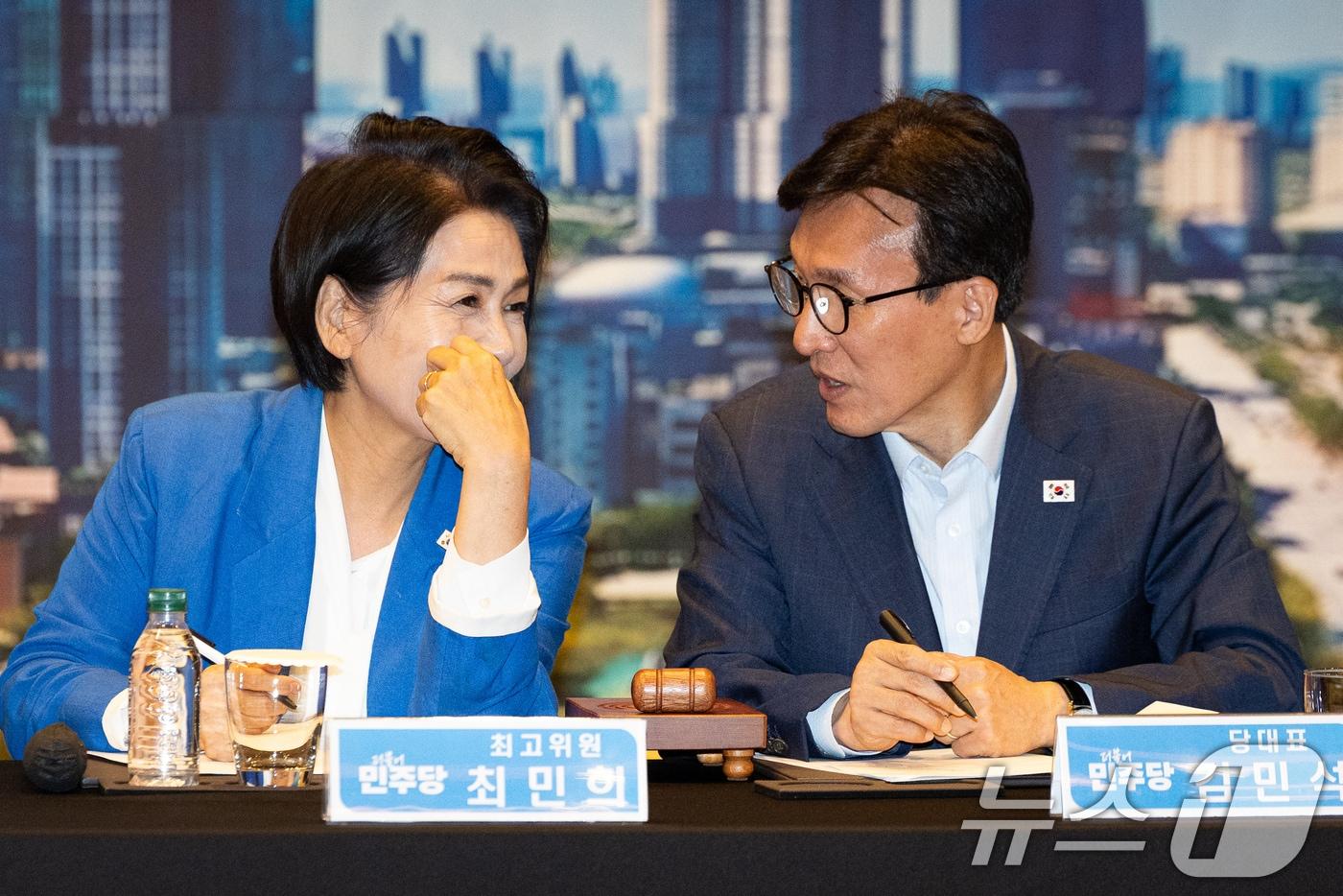 본문 이미지 - 김민석 더불어민주당 대표와 최민희 최고위원이 28일 인천 영종구 인스파이어 엔터테인먼트 리조트에서 열린 최고위원회의에서 대화하고 있다. 2026.8.28 ⓒ 뉴스1 유승관 기자