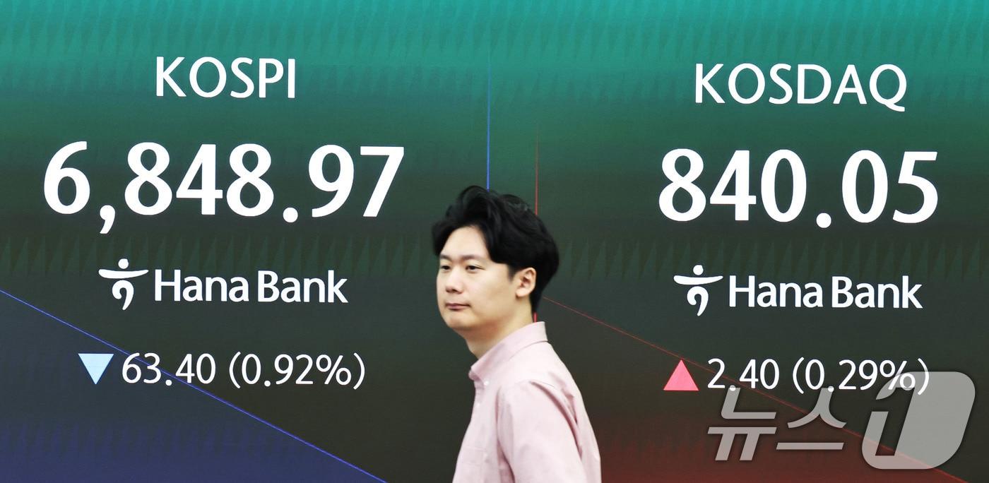 본문 이미지 - 28일 오전 서울 중구 하나은행 딜링룸 전광판에 코스피 지수 등 시황이 표시되고 있다2026.8.28 ⓒ 뉴스1 이종수 기자