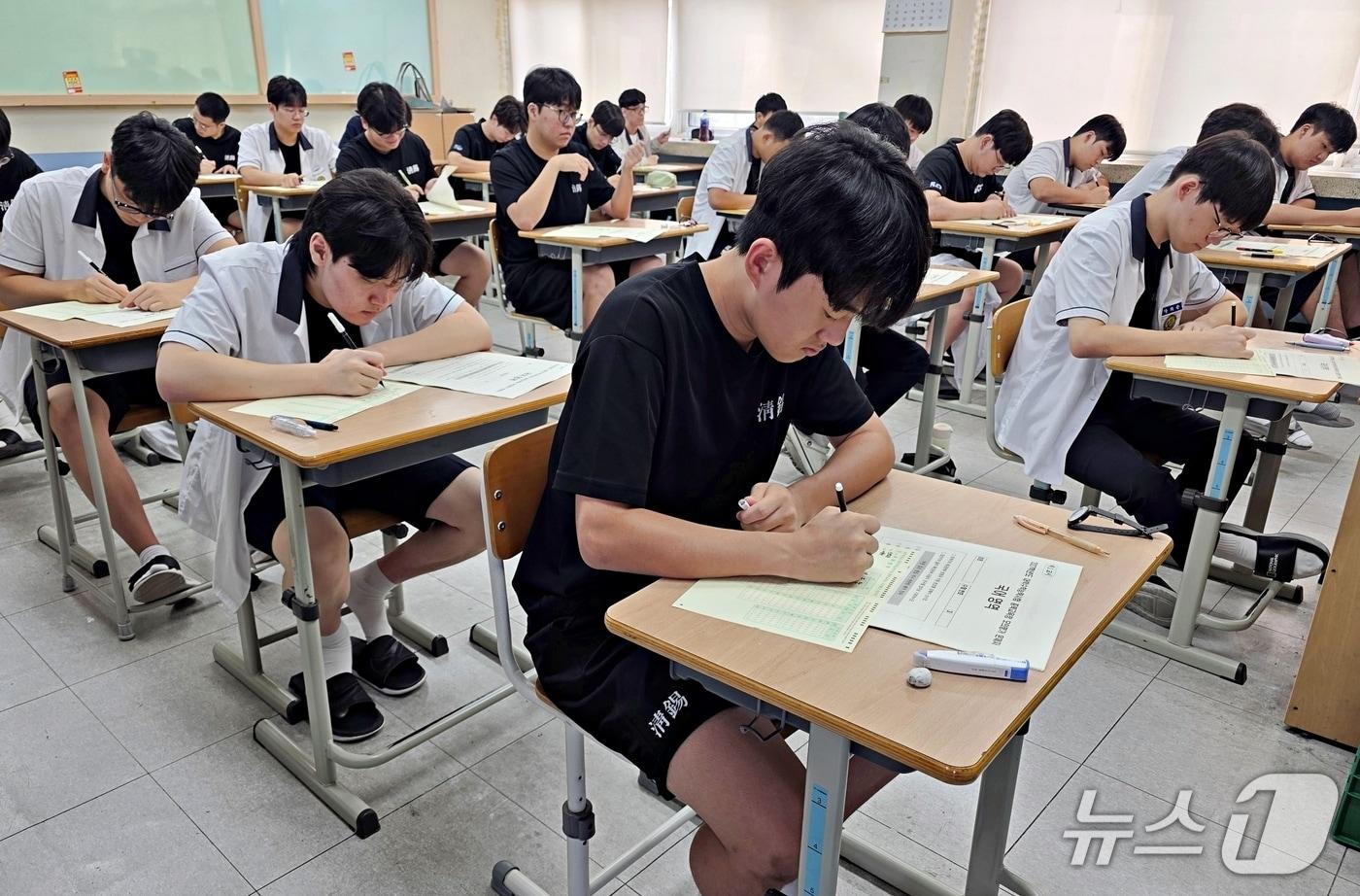 본문 이미지 - 28일 충북 청석고 고3 학생들이 수능 실전 대비 충북교육청 자체 모의평가를 치르고 있다.(충북교육청 제공. 재판매 및 DB금지)/뉴스1