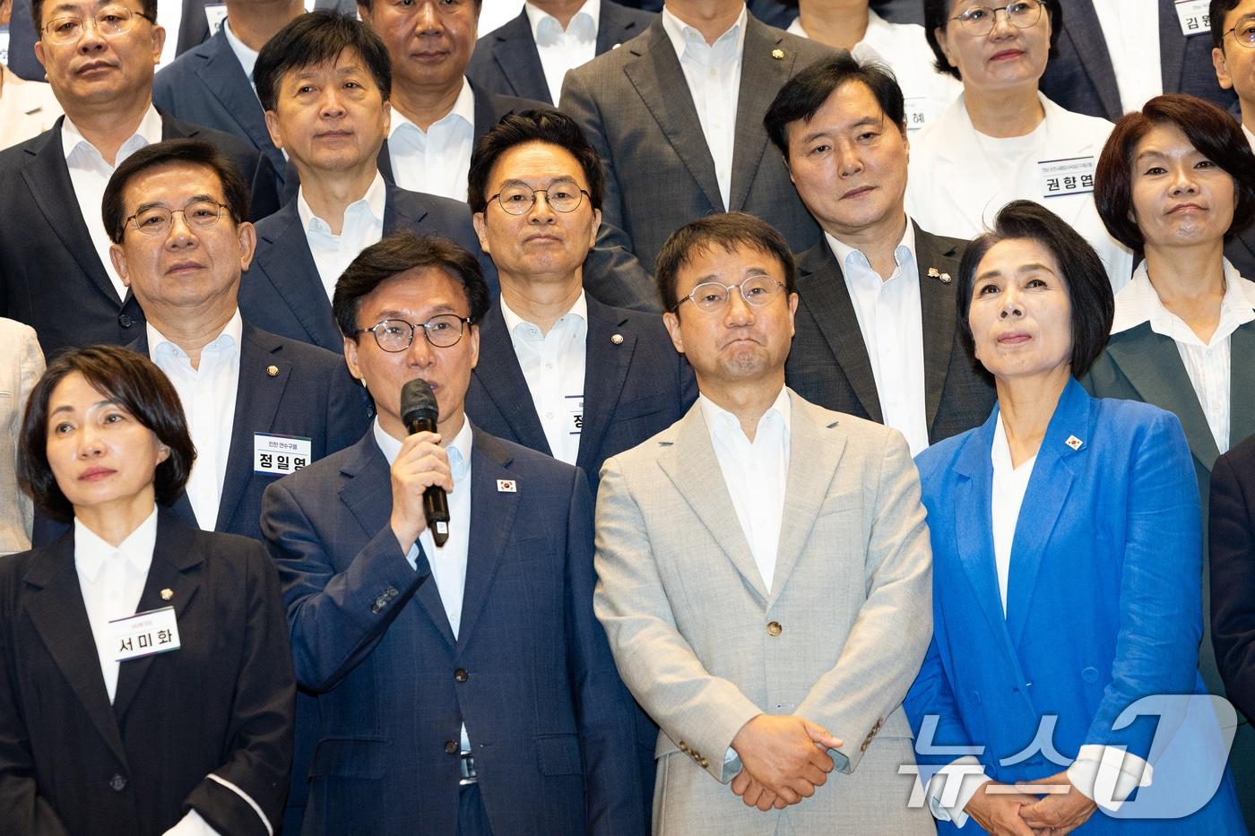 본문 이미지 - 김민석 더불어민주당 대표가 28일 인천 영종구 인스파이어 엔터테인먼트 리조트에서 열린 2026년 정기국회 대비 국회의원 워크숍에서 마무리 발언을 하고 있다. ⓒ 뉴스1 유승관 기자