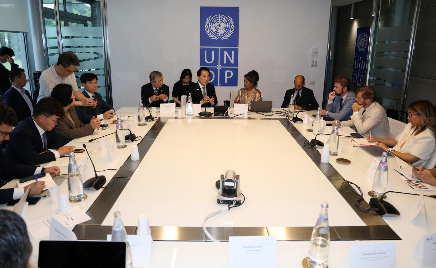 본문 이미지 - UNDP AI 허브를 찾은 박수현 지사(윗줄 가운데)와 UNDP 관계자들이 회의 중인 모습.(충남도 제공. 재판매 및 DB금지)/뉴스1