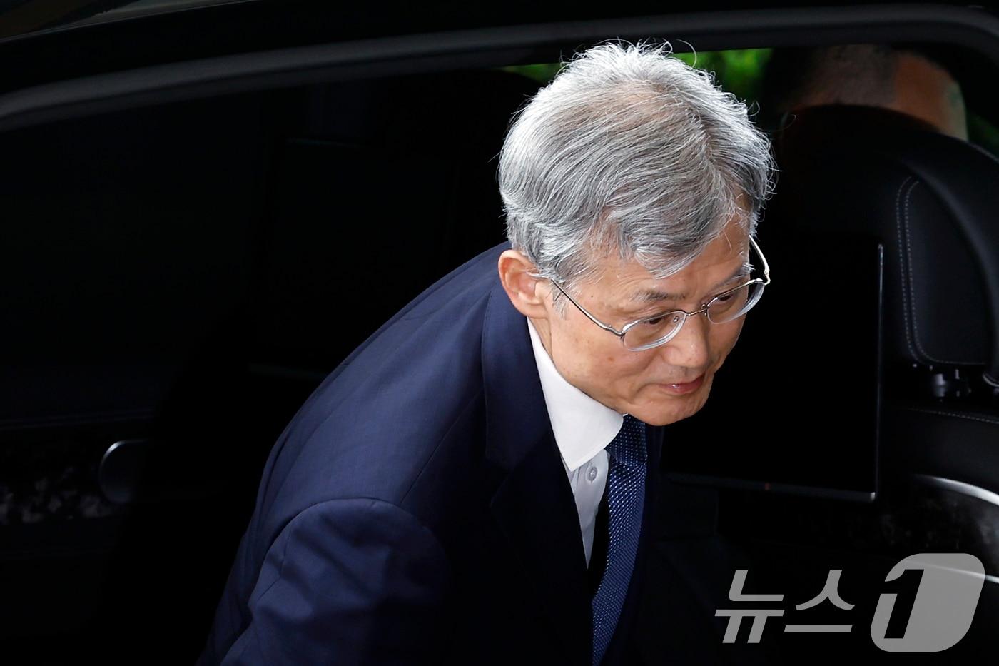 본문 이미지 - 조희대 대법원장이 28일 오전 서울시 서초구 서초동 대법원으로 출근하고 있다. 2026.8.28 ⓒ 뉴스1 박정호 기자