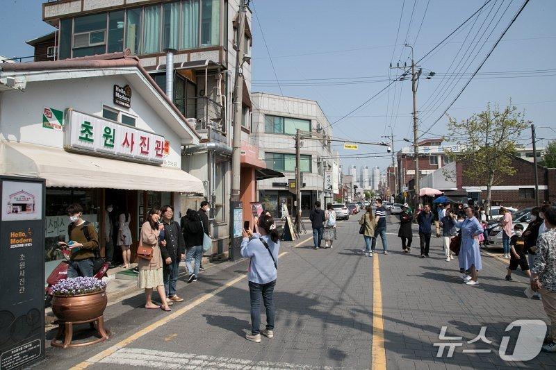 본문 이미지 - 전북 군산시 신창동 '8월의 크리스마스' 촬영지인 초원사진관.(군산시 제공. 재판매 및 DB 금지)