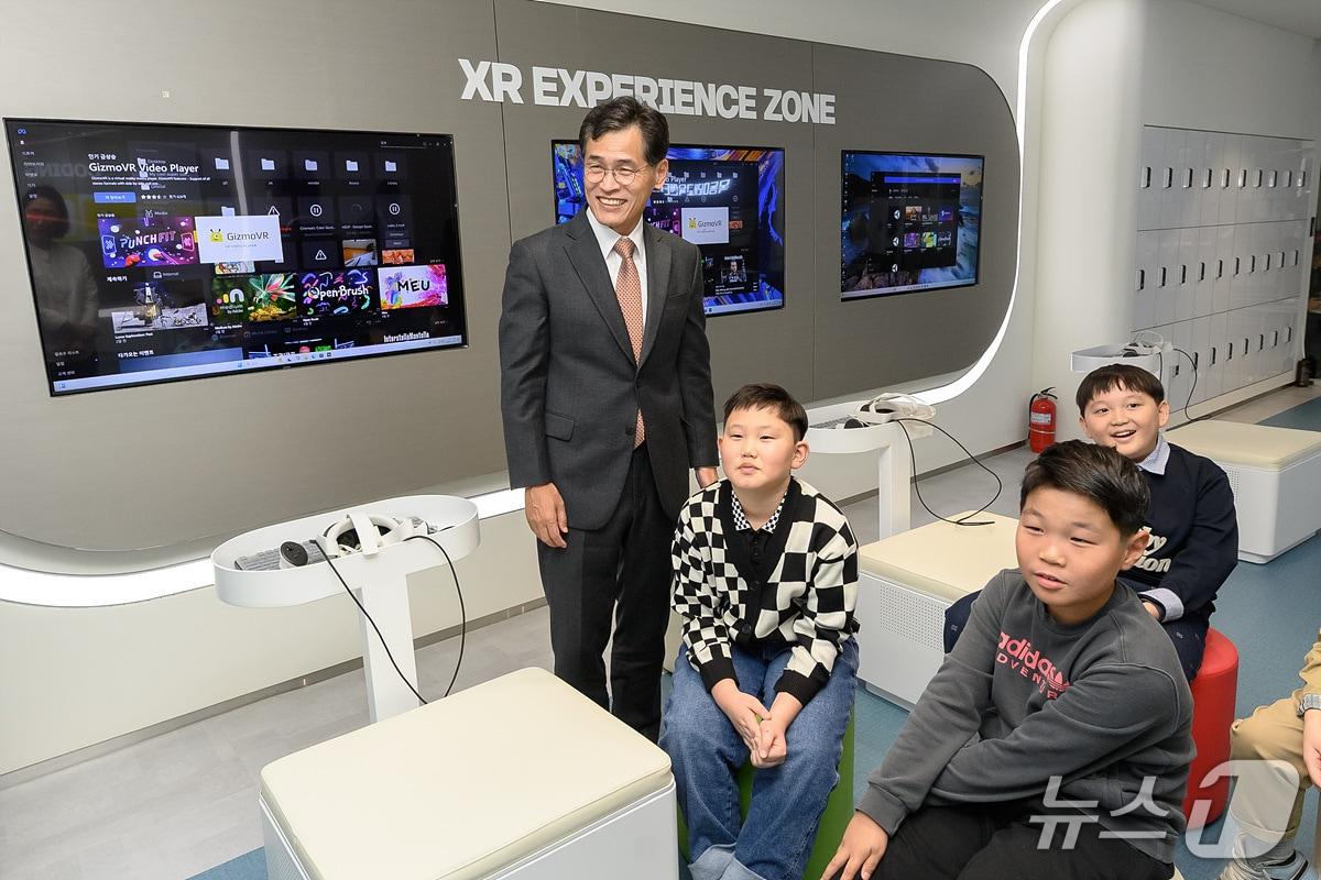 본문 이미지 - 목동미래교육센터 XR(확장현실) 체험존에서 학생들과 이기재 양천구청장.(양천구 제공)