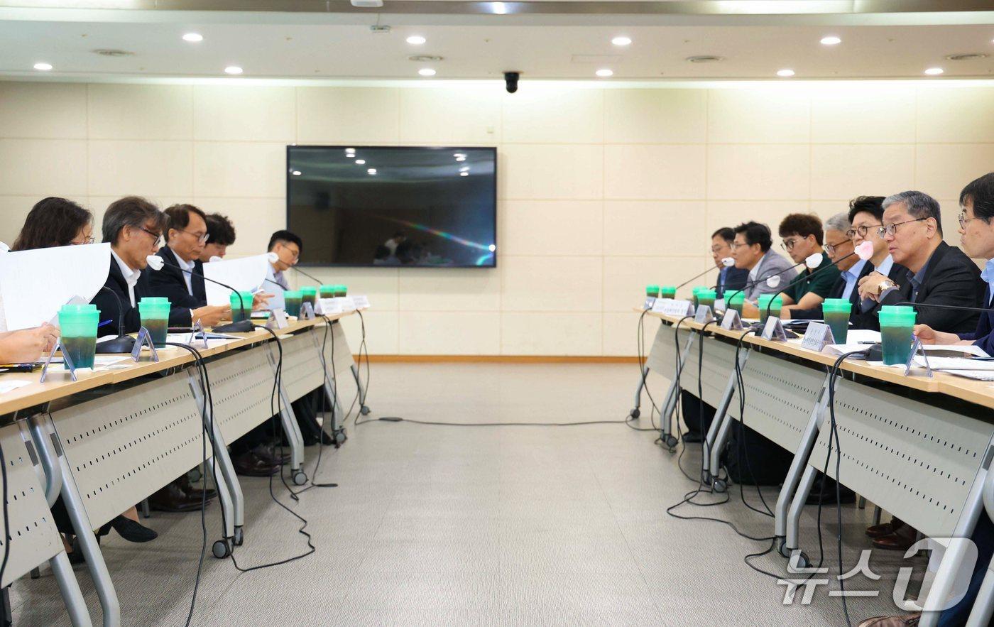 본문 이미지 - 지난 27일 용인시청 비전홀에서 금한승 기후에너지환경부 1차관 주재로 열린 '용인 반도체 산단 통합용수공급사업 점검회의' 모습.(용인시 제공)