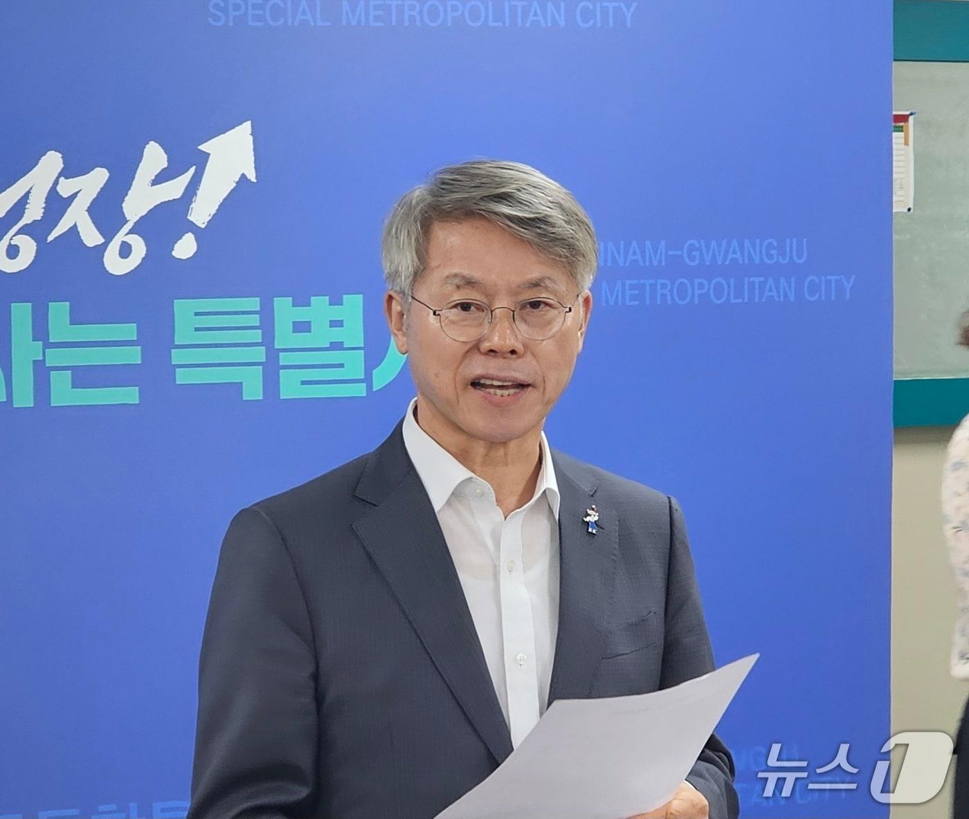 본문 이미지 - 민형배 전남광주통합특별시장이 28일 무안청사에서 기자간담회를 열고 국립의대 신청에 대한 통합특별시의 입장을 밝히고 있다. 2026.8.28/뉴스1 최성국 기자