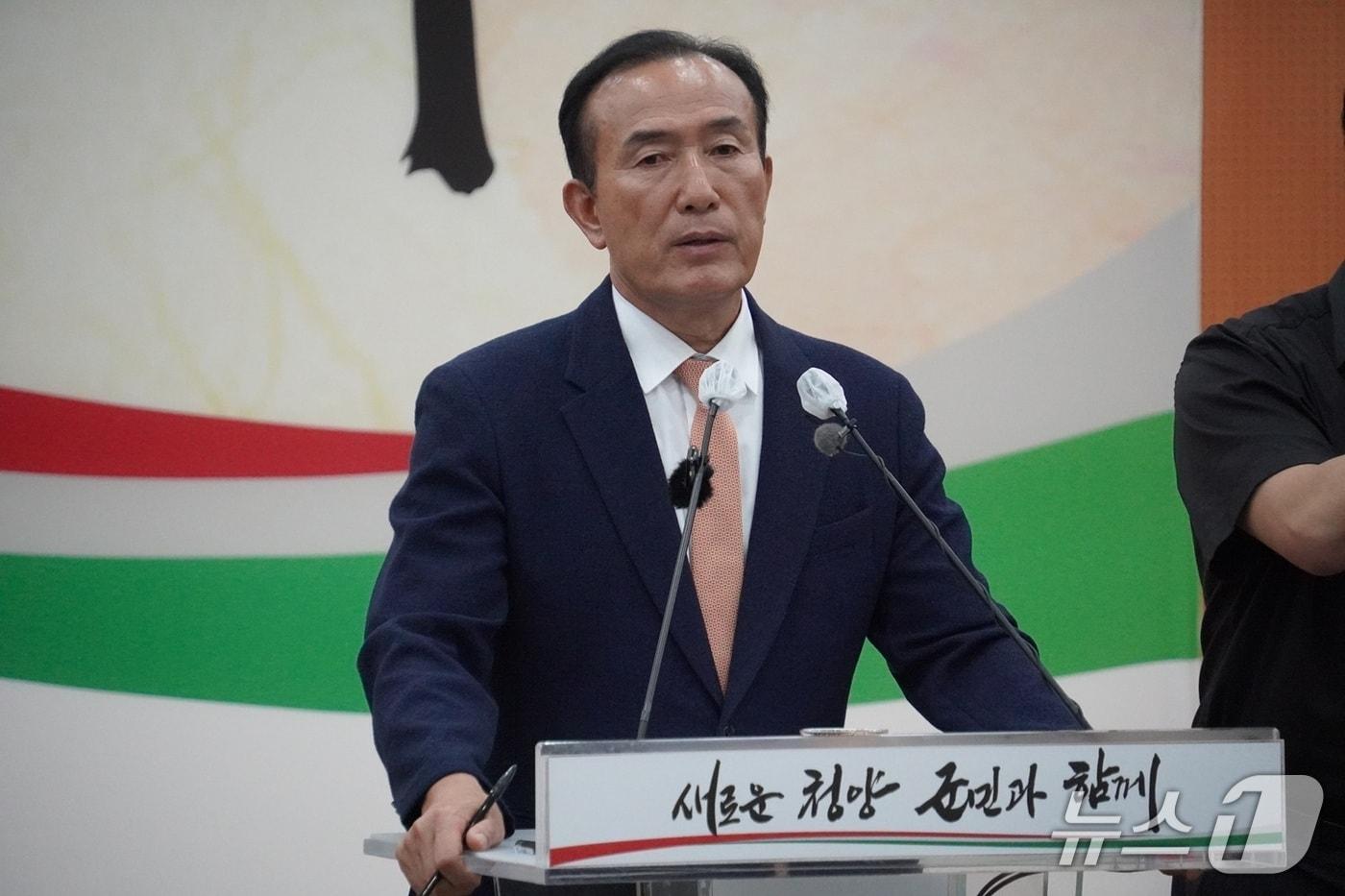 본문 이미지 - 김홍영 청양군수가 28일 정부의 지천댐 건설 추진과 관련한 기자회견을 열고 발언하고 있다. 2026.8.28 ⓒ 뉴스1 최형욱 기자 