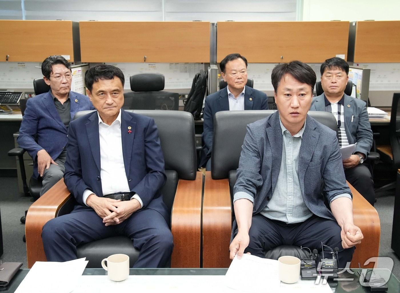 본문 이미지 - 28일 김희수 전북도의장(왼쪽)과 진형석 수석대변인이 전북도의회 기자실에서 간담회를 갖고 있다.(의회제공)2026,8,28/뉴스1
