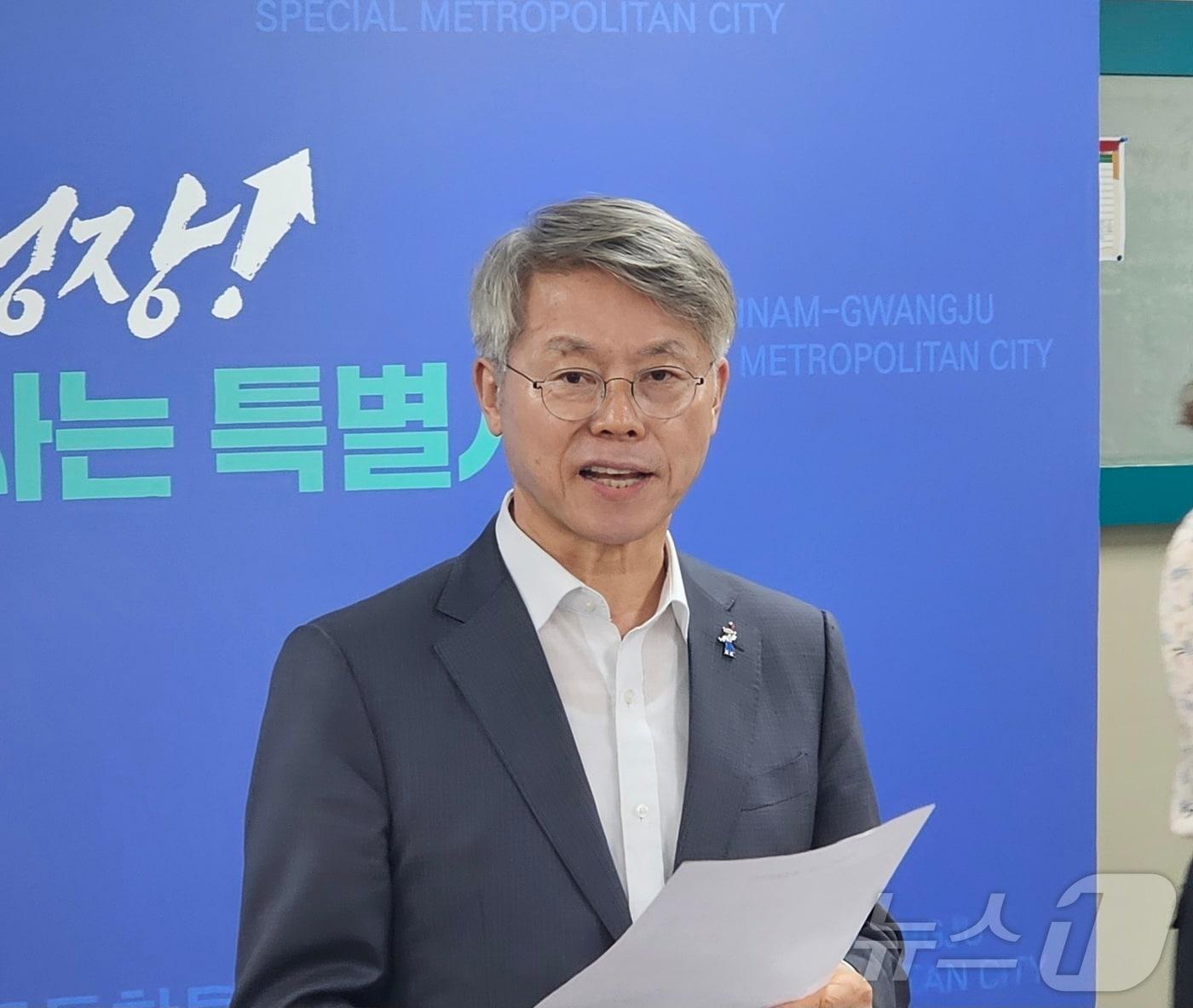 본문 이미지 - 민형배 전남광주통합특별시장이 28일 무안청사에서 기자간담회를 열고 국립의대 신청에 대한 통합특별시의 입장을 밝히고 있다. 2026.8.28 ⓒ 뉴스1 최성국 기자