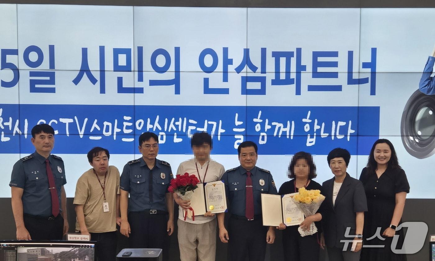 본문 이미지 - 포천시 스마트안심센터 관제요원들이 경찰로부터 감사장을 수여받은 모습. (포천시 제공. 재판매 및 DB 금지) 2026.8.28 ⓒ 뉴스1