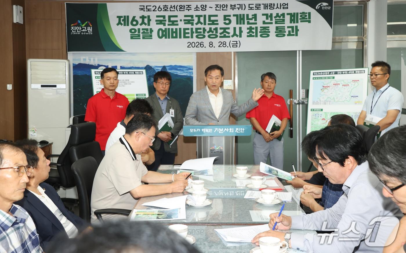 본문 이미지 - 28일 전춘성 전북 진안군수가 기자실에서 간담회를 갖고 있다.(진안군제공, 재판매 및 DB금지)2026.8.28/뉴스1