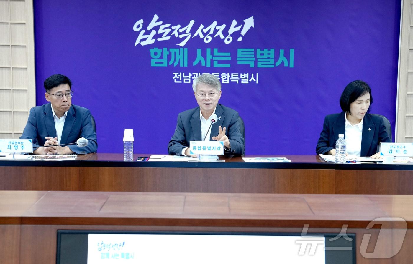 본문 이미지 - 민형배 전남광주통합특별시장이 28일 무안청사 서재필실서 열린 ‘2026 명량대첩축제 연출계획 공유회’에서 명량대첩축제 개막식 연출계획 및 운영계획 등을 공유하며 관계자들을 격려하고 있다.(전남광주통합특별시 제공. 재판매 및 DB금지) 2026.8.28 