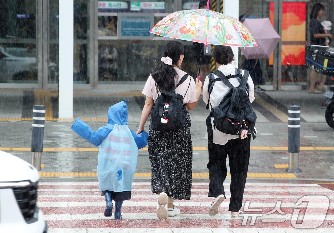 본문 이미지 - 28일 대구 북구 엑스코 앞에서 비옷을 입은 어린이가 엄마와 함께 횡단보도를 건너고 있다. 2026.8.28 ⓒ 뉴스1 공정식 기자