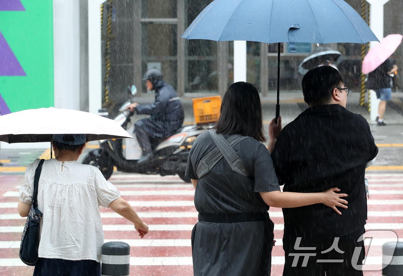 본문 이미지 - 28일 대구 북구 엑스코 앞 횡단보도에서 우산을 쓴 시민들이 전시장으로 걸어가고 있다. 2026.8.28 ⓒ 뉴스1 공정식 기자