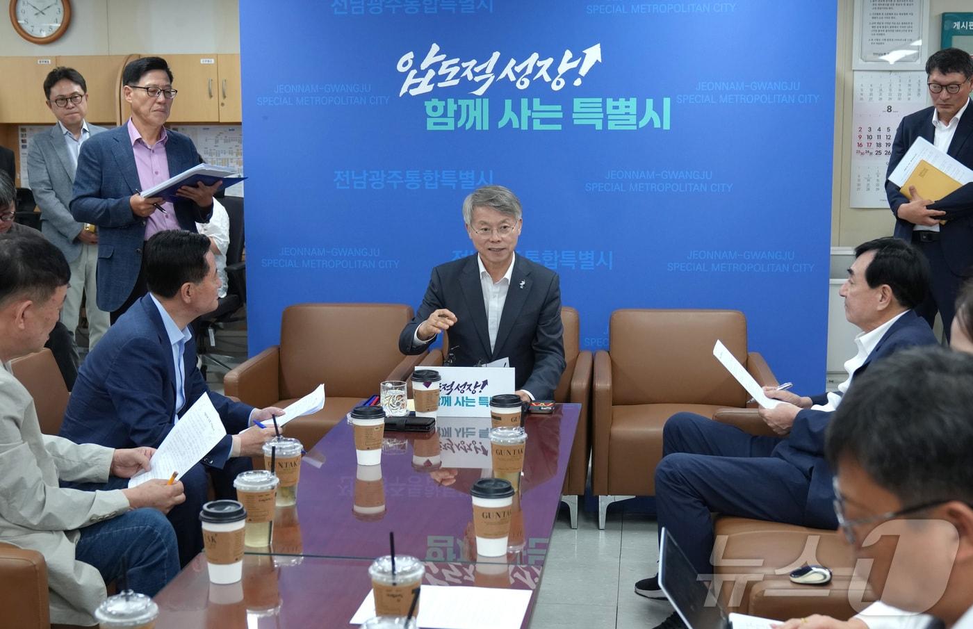 본문 이미지 - 민형배 전남광주통합특별시장이 28일 무안청사 기자실에서 국립의과대학 설립 관련 기자간담회를 하고 있다.(전남광주통합특별시 제공. 재판매 및 DB금지) 2026.8.28