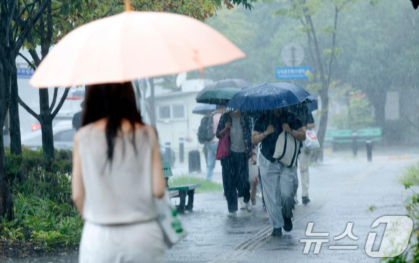 본문 이미지 - 28일 전남광주통합특별시 서구 김대중컨벤션센터 앞에서 시민들이 우산으로 비를 피하며 발걸음을 재촉하고 있다. 2026.8.28 ⓒ 뉴스1 김태성 기자