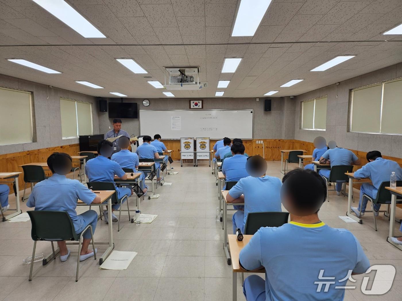 본문 이미지 - 2026년 제2회 검정고시에 응시한 만델라 소년학교 소년 수형자들의 모습. 2026.8.28./ⓒ뉴스1 (법무부 제공)