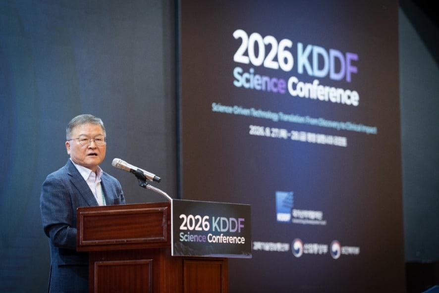 본문 이미지 - 2026 KDDF 사이언스 콘퍼런스에서 발언하고 있는 박영민 국가신약개발재단 단장. (국가신약개발재단 제공)