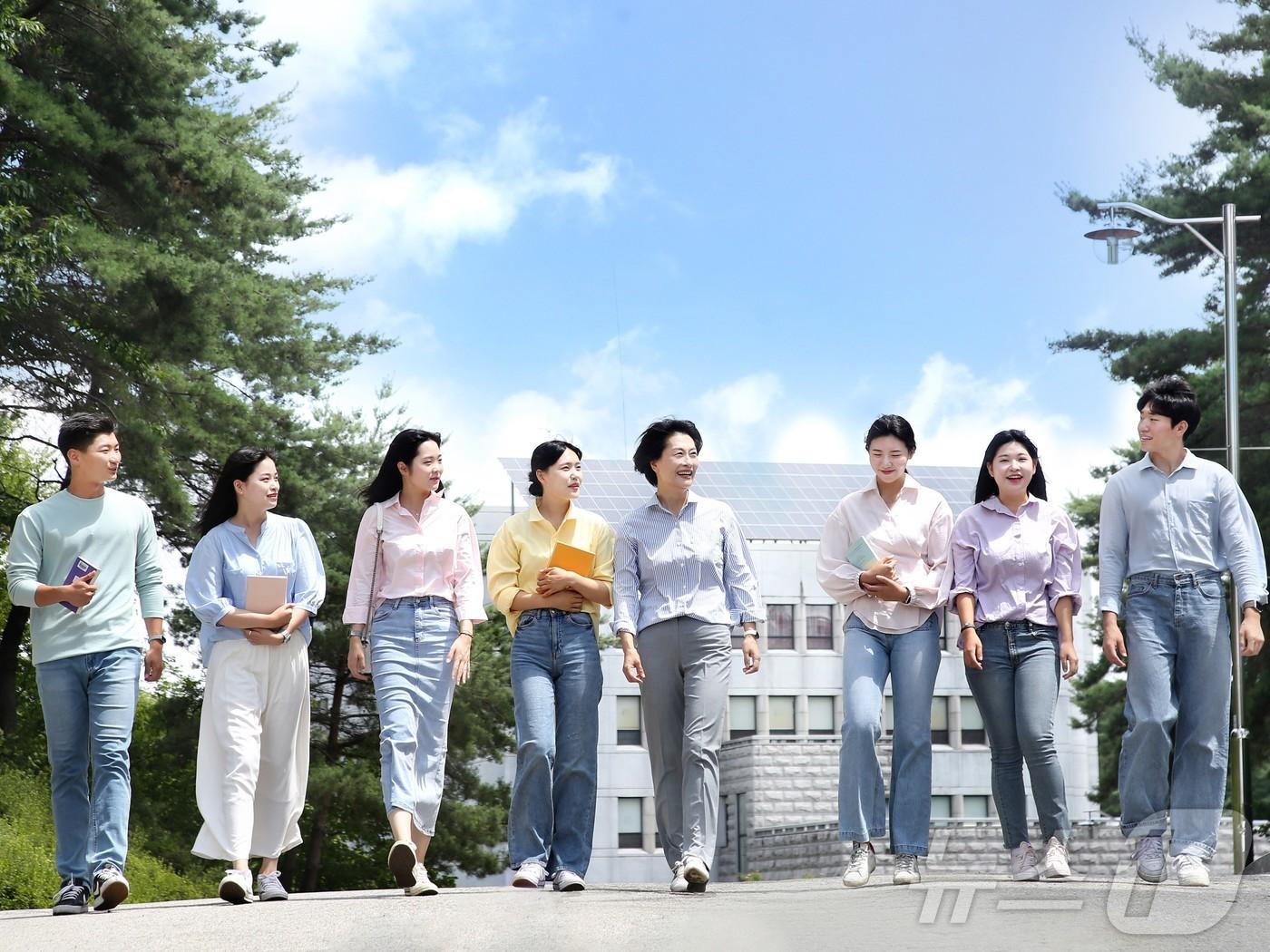 본문 이미지 - 이주희 동신대 총장과 학생들.(동신대 제공. 재배포 및 DB 금지)