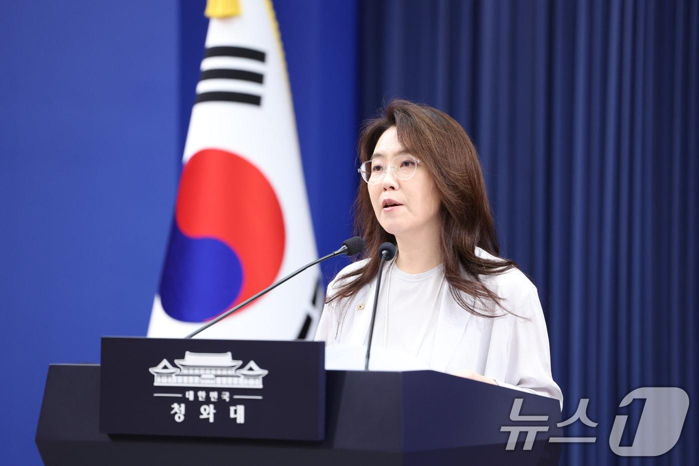 본문 이미지 - 강유정 대변인이 28일 청와대 춘추관에서 대법관 후보자 관련 브리핑을 하고 있다. 2026.8.28 ⓒ 뉴스1 허경 기자