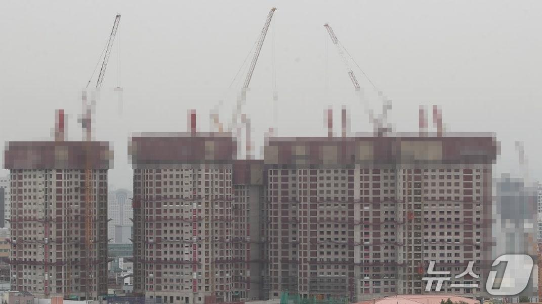 본문 이미지 - 대구·경북의 부동산 경기 침체 장기화로 문을 닫는 건설업체가 늘어나고 있다. 사진은 아파트 건설현장.(사진은 기사내용과 무관함, 재판매 및 DB 금지)