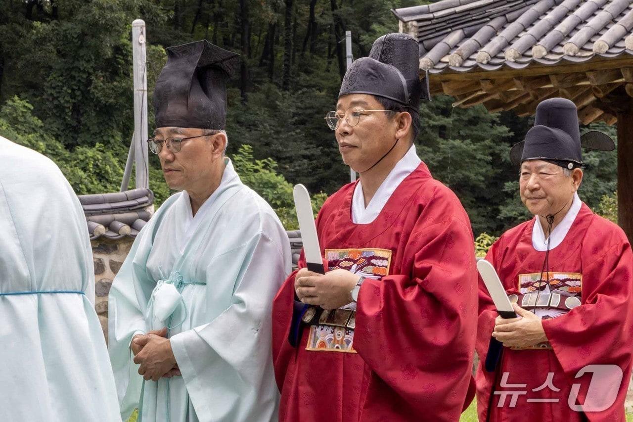 본문 이미지 - 김찬술 대덕구청장이 회덕향교에서 고유제를 봉행하고 있다.(대덕구 제공. 재판매 및 DB금지)