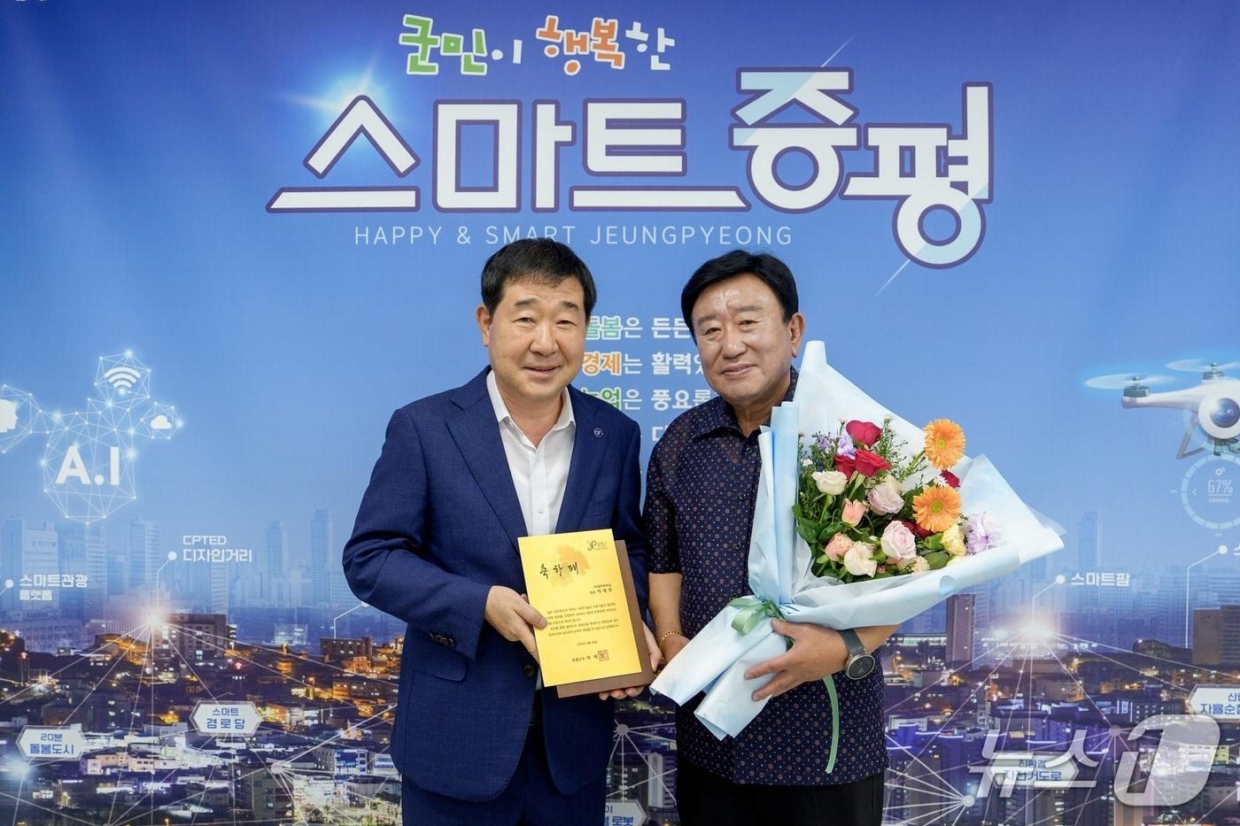 본문 이미지 - 증평 이용 분야 대한민국 명장 이재천 씨(오른쪽)와 이재영 증평군수.(증평군 제공. 재판매 및 DB금지)/뉴스1