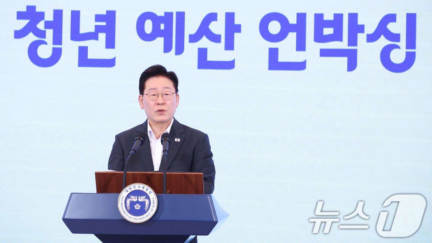 본문 이미지 - 이재명 대통령이 28일 청와대에서 열린 청년 예산 언박싱 2027에서 발언하고 있다. (청와대통신사진기자단) 2026.8.28 ⓒ 뉴스1 허경 기자