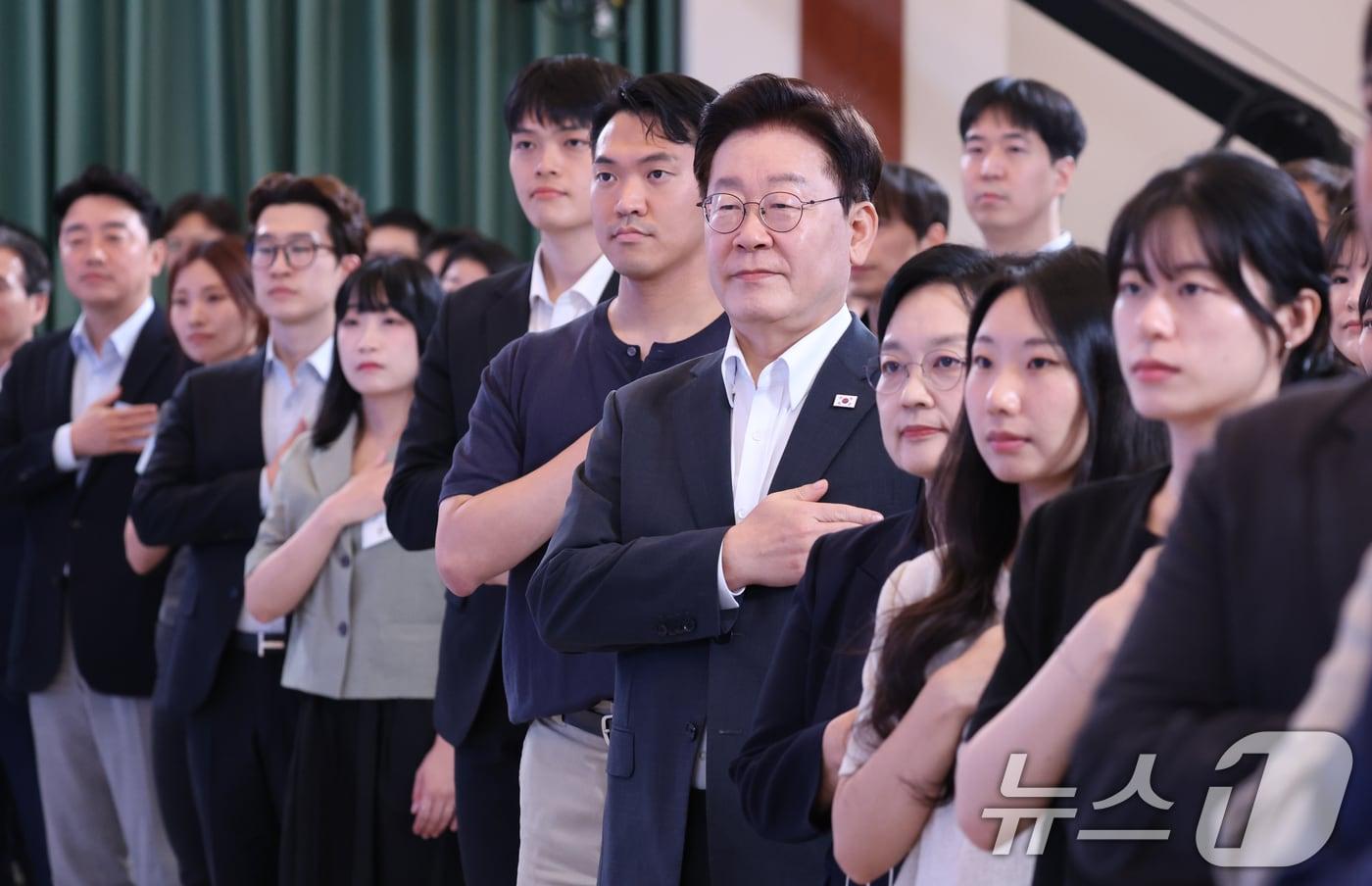 본문 이미지 - 이재명 대통령이 28일 청와대에서 열린 청년 예산 언박싱 2027에서 국민의례를 하고 있다. (청와대통신사진기자단) 2026.8.28 ⓒ 뉴스1 허경 기자