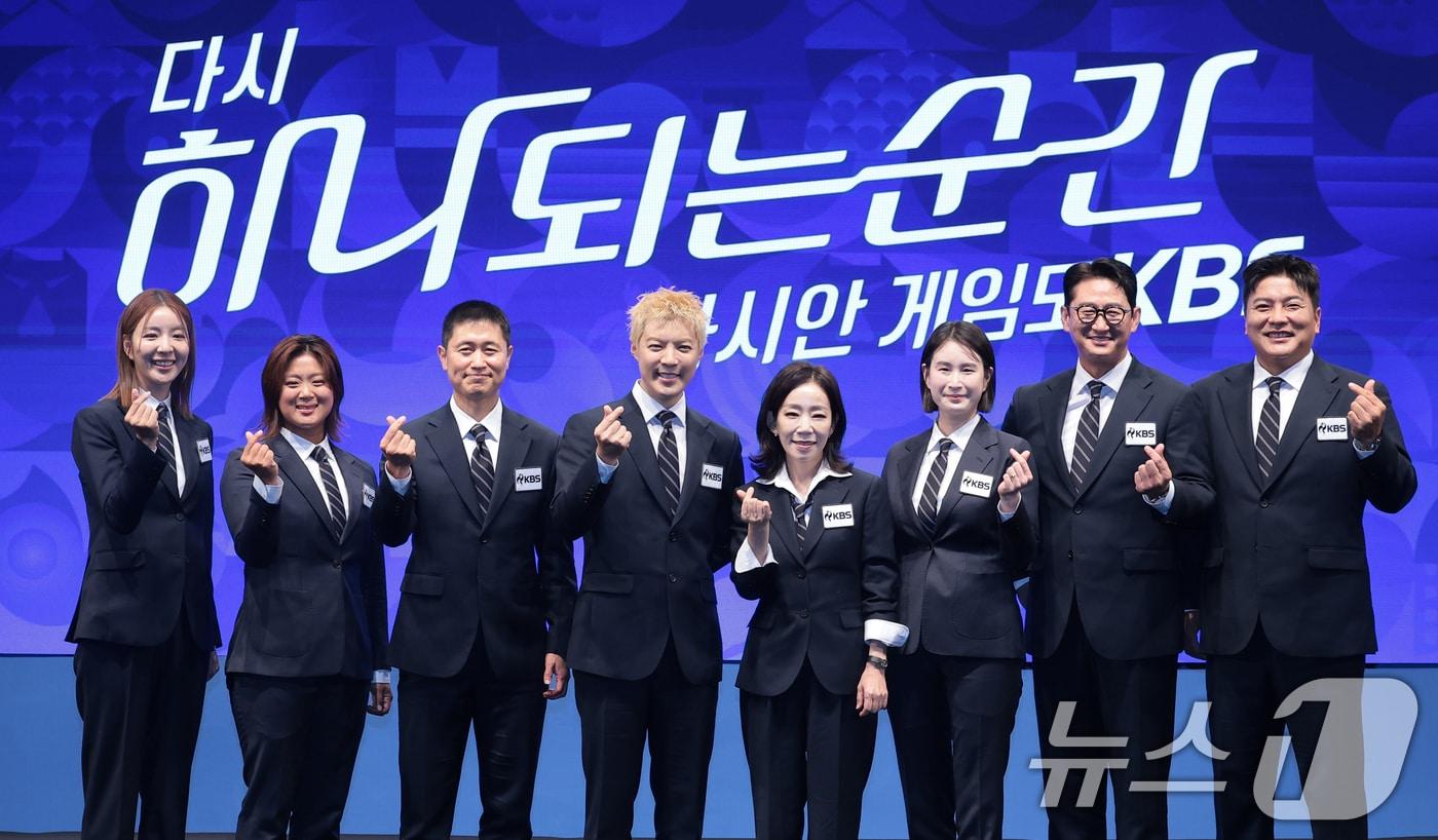 본문 이미지 - 해설위원 장수영(배드민턴), 정유인(수영), 이영표(축구), 강남, 김문정 음악감독, 기보배(양궁), 박용택(야구), 김태균 해설 위원이 28일 서울 여의도 KBS 아트홀에서 진행된 '2026 아이치-나고야 아시안게임' 제작발표회에 참석해 포즈를 취하고 있다. 2026.8.28 ⓒ 뉴스1 권현진 기자