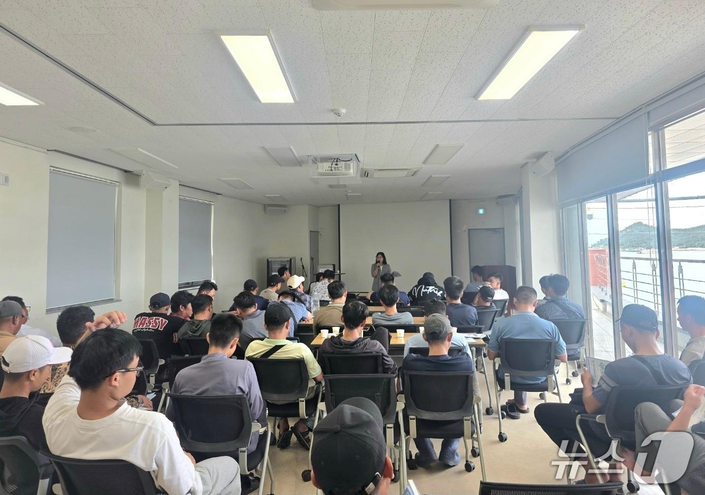 본문 이미지 - 군산출장소는 28일 '계절근로자 조기적응프로그램' 교육을 실시했다고 밝혔다.(출장소제공, 재판매 및 DB금지)2026.8.28/뉴스1