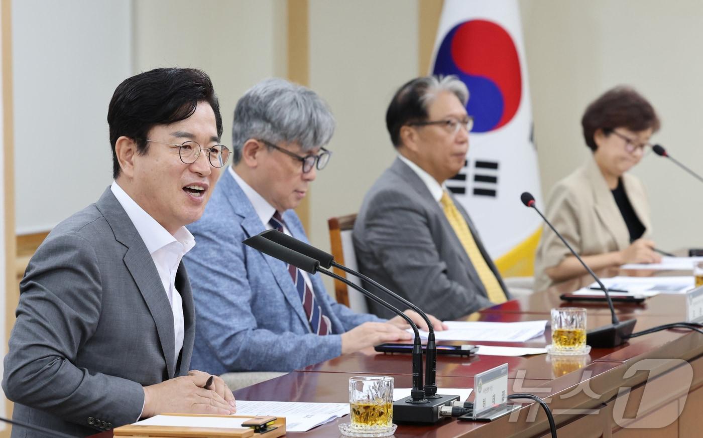 본문 이미지 - 허태정 대전시장이 28일 대전시청에서 열린 대전형 응급의료체계 구축을 위한 종합병원장 협력회의에서 발언하고 있다. 2026.8.28 ⓒ 뉴스1 김기태 기자