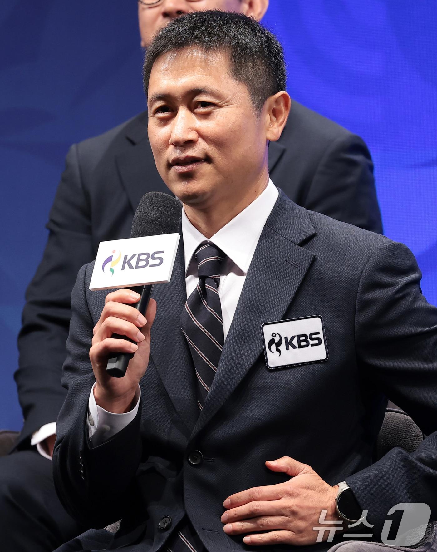 본문 이미지 - 이영표 해설위원이 28일 서울 여의도 KBS 아트홀에서 진행된 '2026 아이치-나고야 아시안게임' 제작발표회에 참석해 인사말을 하고 있다. 2026.8.28 ⓒ 뉴스1 권현진 기자