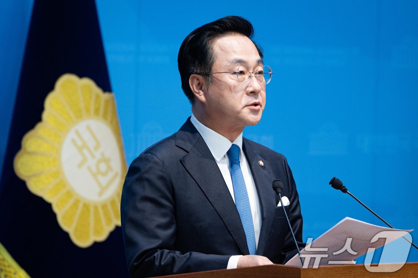 본문 이미지 - 박성준 더불어민주당 수석대변인이 28일 서울 여의도 국회 소통관에서 청와대의 대법관 재제청 요청 관련 브리핑을 하고 있다. 2026.8.28 ⓒ 뉴스1 유승관 기자