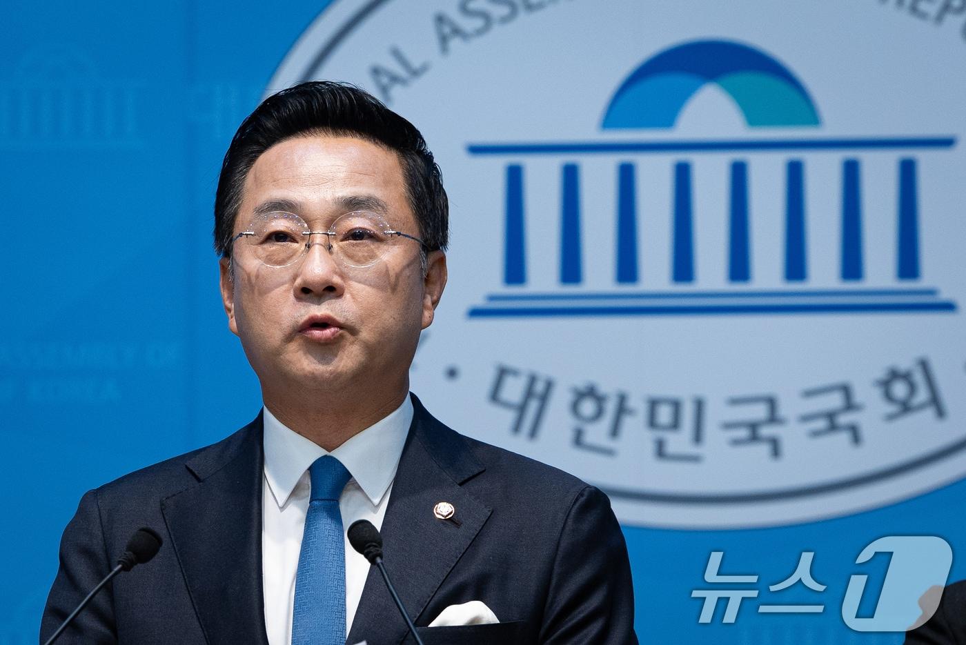 본문 이미지 - 박성준 더불어민주당 수석대변인이 28일 서울 여의도 국회 소통관에서 청와대의 대법관 재제청 요청 관련 브리핑을 하고 있다. 2026.8.28 ⓒ 뉴스1 유승관 기자