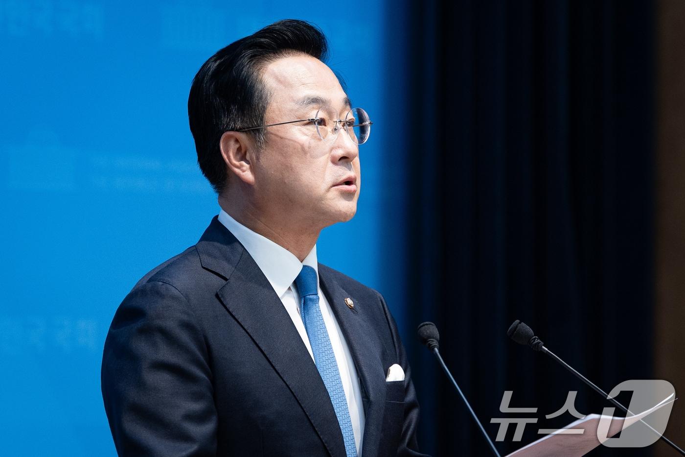 본문 이미지 - 박성준 더불어민주당 수석대변인이 28일 서울 여의도 국회 소통관에서 청와대의 대법관 재제청 요청 관련 브리핑을 하고 있다. 2026.8.28 ⓒ 뉴스1 유승관 기자