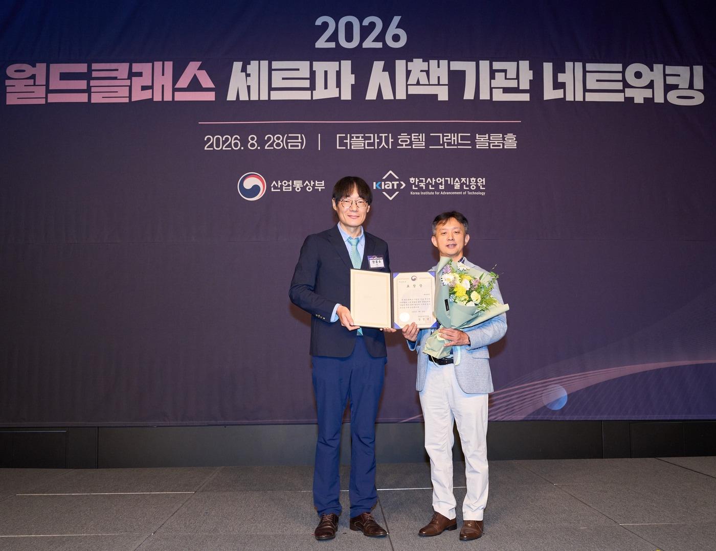 본문 이미지 - (왼쪽부터)안응수 산업통상자원부 중견기업지원과 과장, 박성수 대웅제약 대표가 기념촬영을 하고 있다. (대웅 제공)