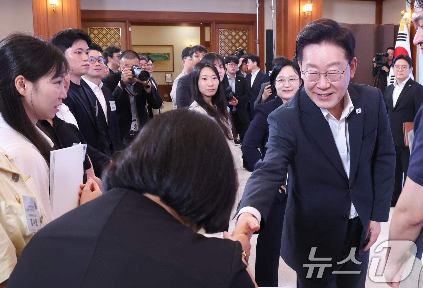 본문 이미지 - 이재명 대통령이 28일 청와대에서 열린 청년 예산 언박싱 2027을 마친 뒤 참석자들과 인사하고 있다. (청와대통신사진기자단) 2026.8.28 ⓒ 뉴스1 허경 기자