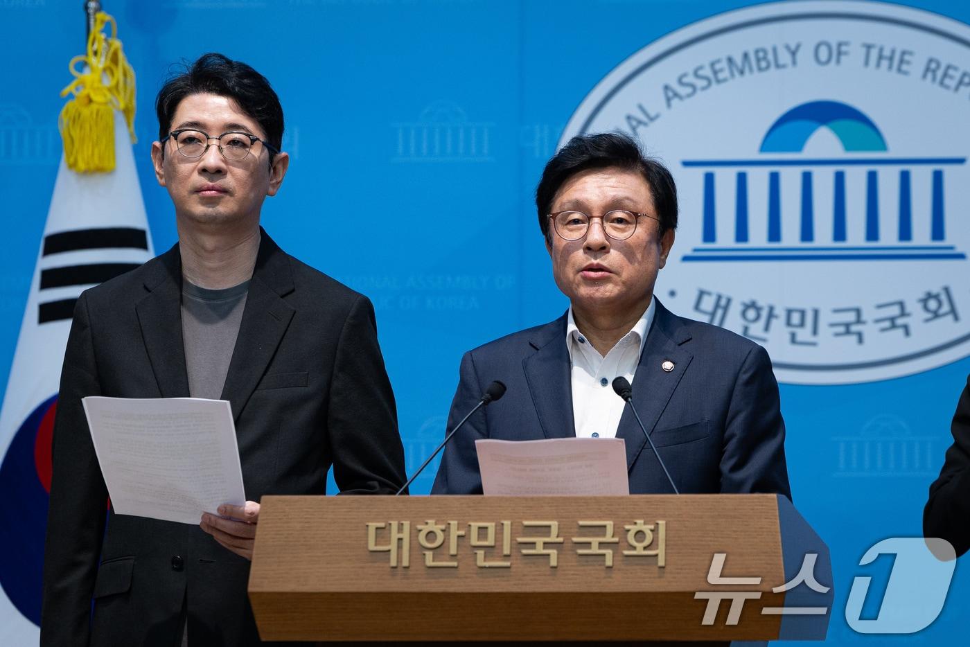 본문 이미지 - 국회 법제사법위원회 국민의힘 박형수 간사(오른쪽)와 주진우 의원이 28일 서울 여의도 국회 소통관에서 청와대의 대법관 후보자 임명동의안 재제청 요청 관련 기자회견을 하고 있다. 2026.8.28 ⓒ 뉴스1 유승관 기자