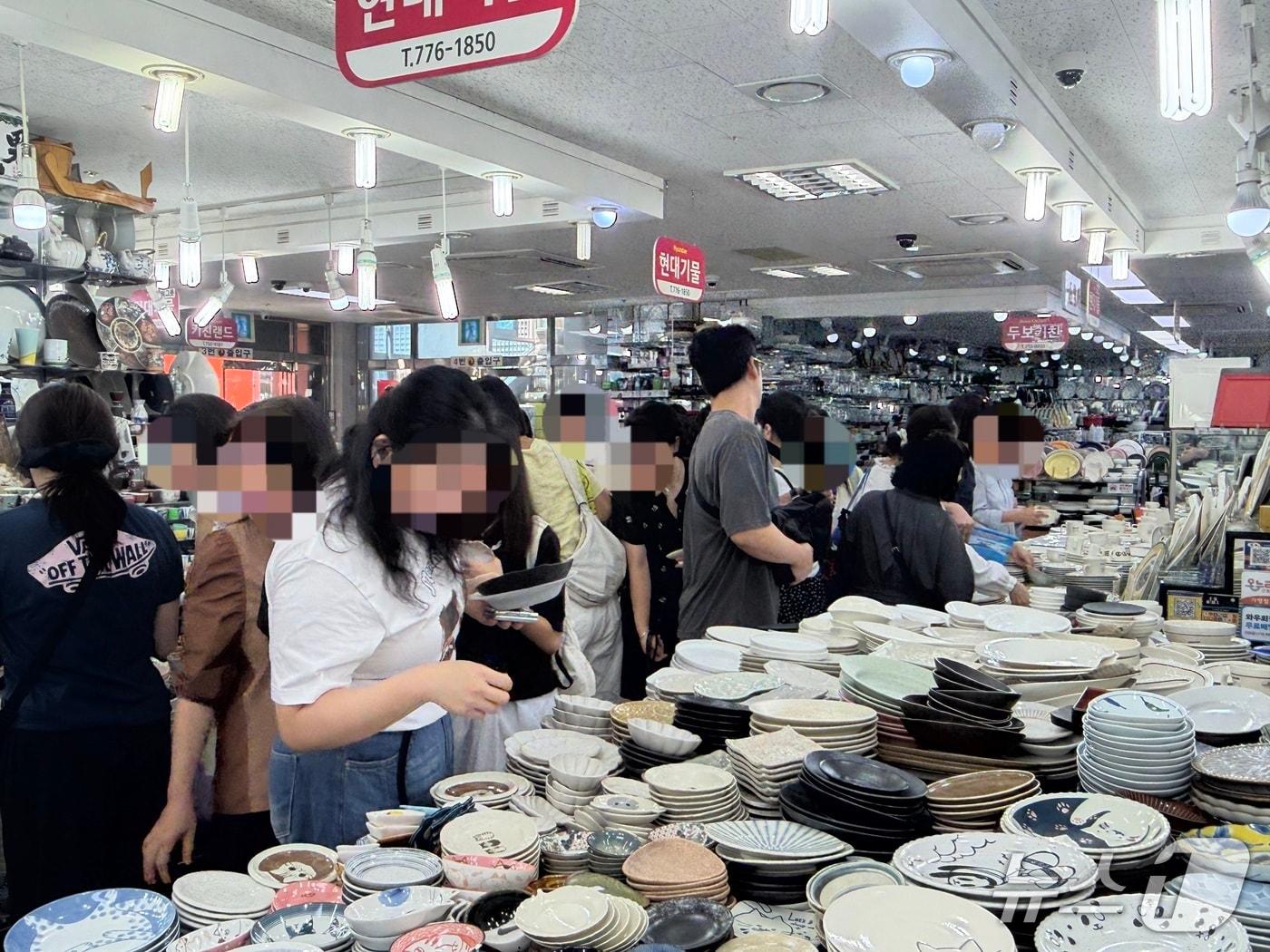 본문 이미지 - 27일 서울 중구 남대문시장 그릇 상가 일대에 2030 청년들이 몰린 모습. 2026.8.27 ⓒ 뉴스1 안소연 수습기자