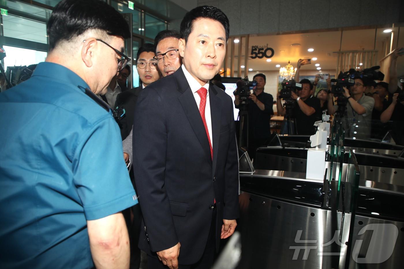 본문 이미지 - 국민의힘 장동혁 대표가 28일 '제주 실종 허위종결 사건'과 관련해 고평기 청장을 면담하기 위해 제주경찰청사로 들어가고 있다. 2026.8.28 ⓒ 뉴스1 강승남 기자