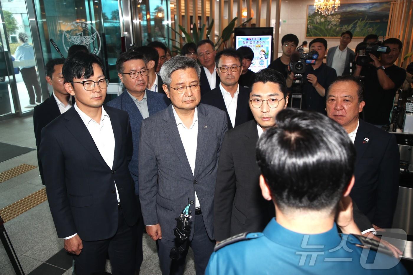 본문 이미지 - 28일 '제주 실종 허위 종결' 사건과 관련해 제주경찰청을 방문한 국민의힘 박충권.김장겸.박준태 의원(왼쪽부터)이 경찰 측의 출입 제한 조치에 항의하고 있다.2026.8.28 ⓒ 뉴스1 강승남 기자