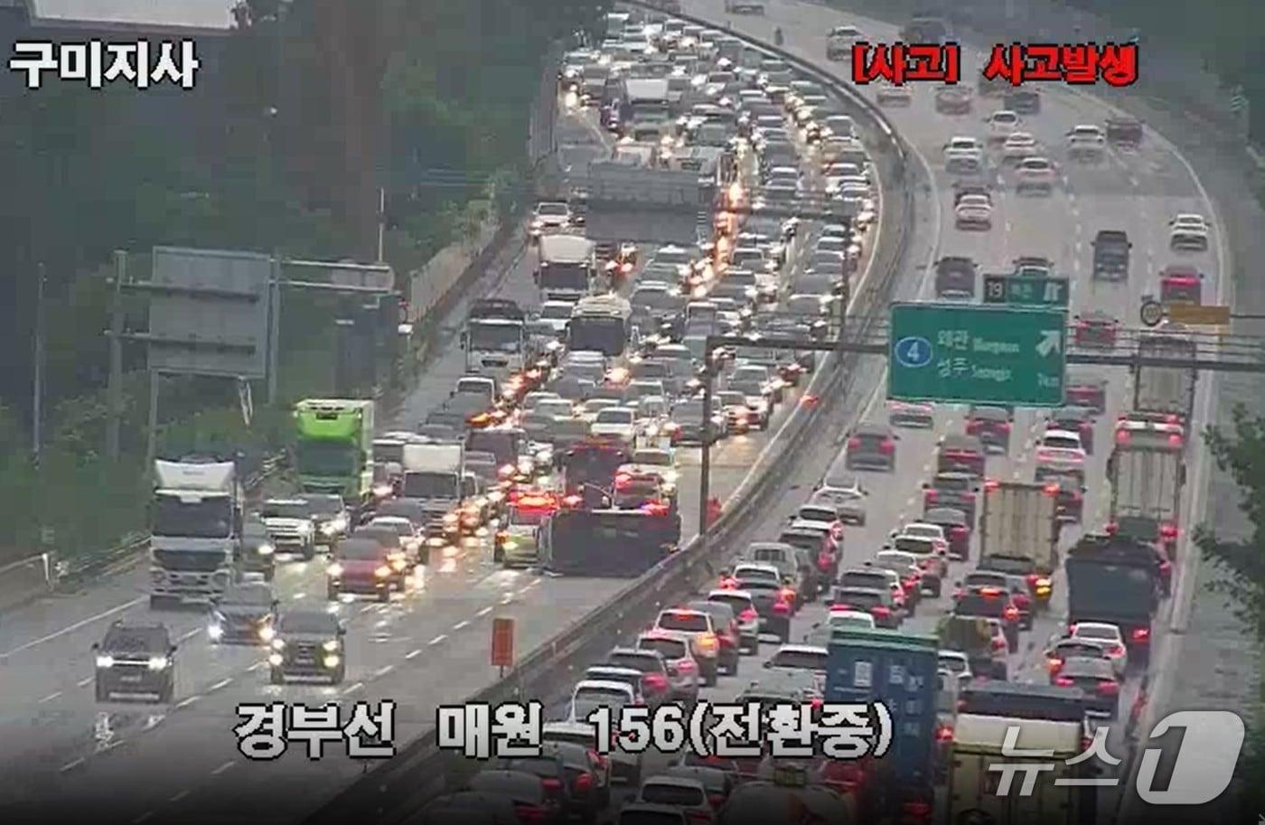 본문 이미지 - 28일 오후 4시 7분쯤 경북 칠곡군 왜관읍 삼청리 경부고속도로 서울방향 154.7km 지점서 대동맥박리 진단환자 이송중이던 사설 구급차가 빗길에 미끄러지면서 전도되는 사고가 발생했다.(경북소방본부 제공. 재판매 및 DB금지)/뉴스1