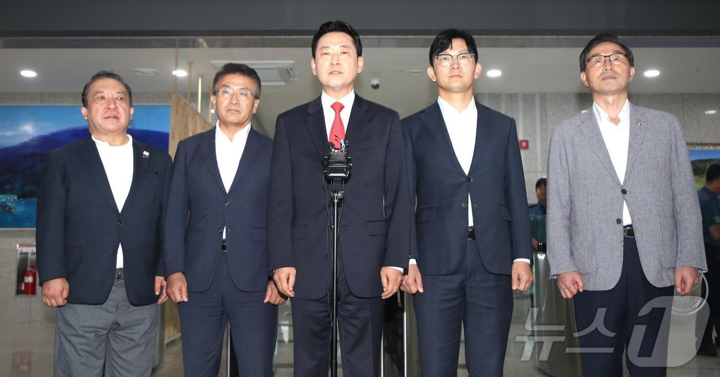 본문 이미지 - 장동혁 국민의힘 대표가 28일 제주경찰청을 방문해 '제주 실종 허위 종결 사건'과 관련, 고평기 청장을 면담 후 청사를 나서고 있다. 2026.8.28 ⓒ 뉴스1 강승남 기자