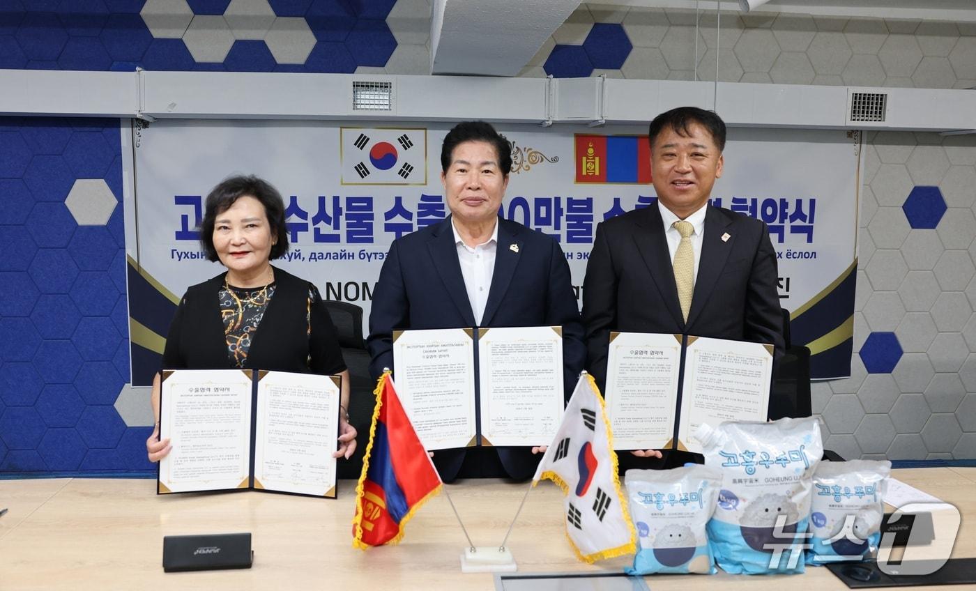 본문 이미지 - 공영민 고흥군수가 28일 몽골 울란바토르에서 200만 달러의 쌀 수출 협약을 맺고있다. (고흥군 제공. 재판매 및 DB금지)
