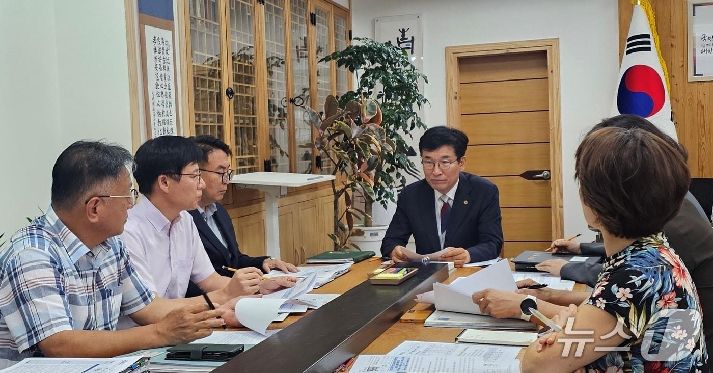 본문 이미지 - 기획회의 주재하는 윤건영 충북교육감.(충북교육청 제공. 재판매 및 DB금지)/뉴스1