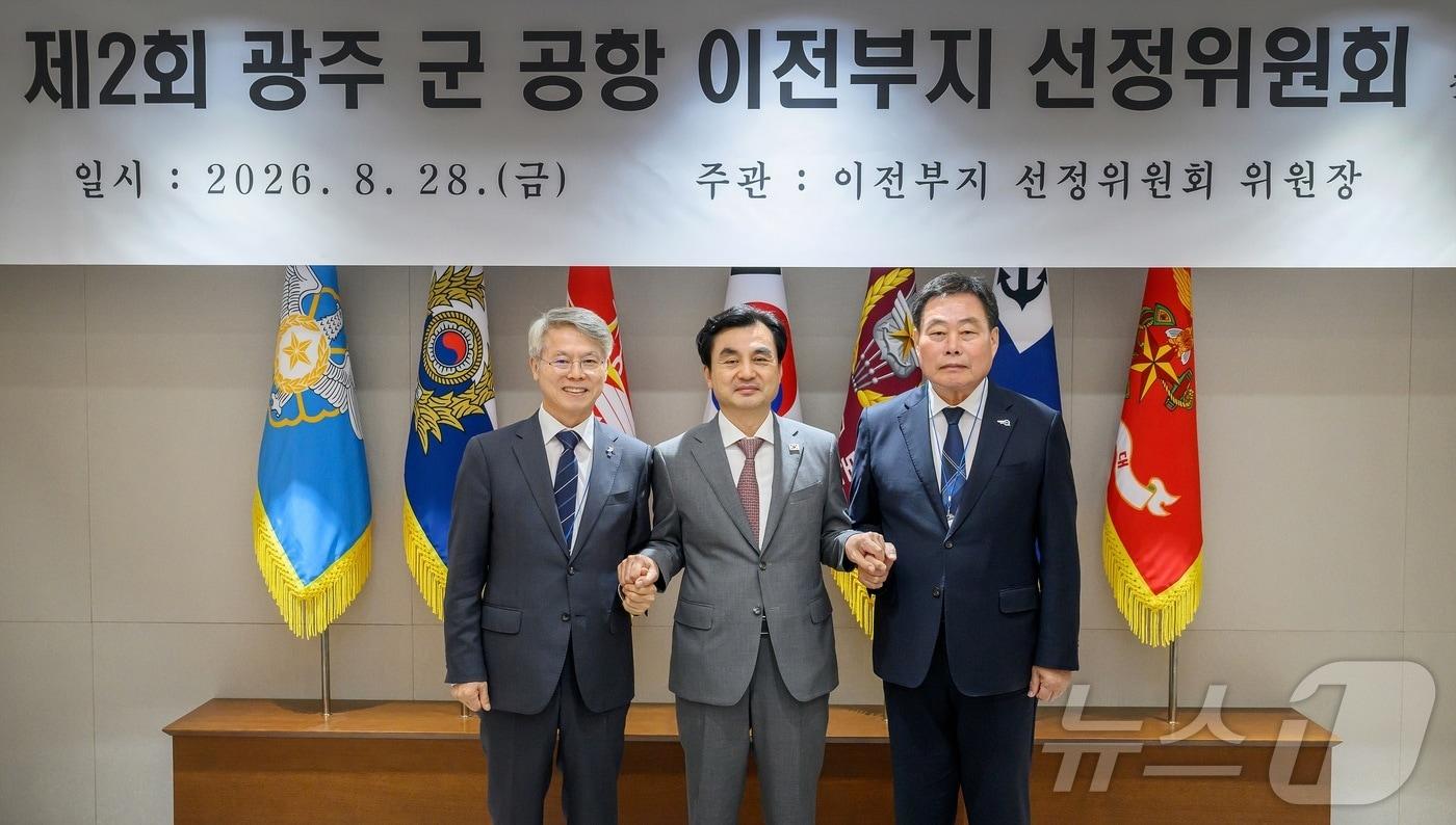 본문 이미지 - 28일 국방부에서 열린 광주 군 공항 이전부지 선정위원회에 참석한 안규백 국방부 장관과 민형배 전남광주통합특별시장, 김산 무안군수 등이 기념촬영을 하고 있다.(무안군 제공. 재판매 및 DB금지)2026.8.28 /뉴스1