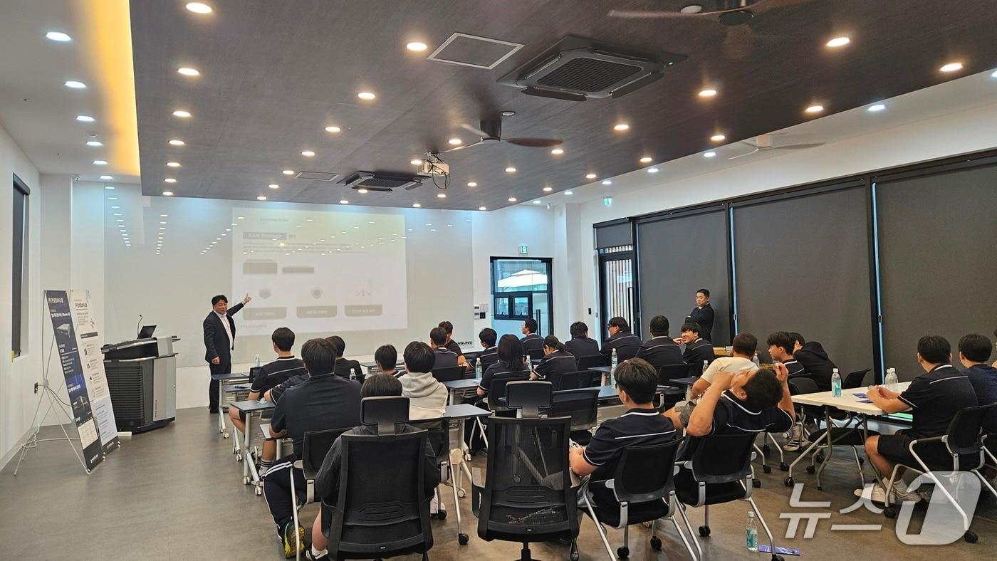 본문 이미지 - 춘천기계공업고등학교 학생들이 지난 27일 춘천 퇴계공단에 위치한 ㈜한성정보시스템과 ㈜로보티즈를 찾아 산업 현장을 체험했다.(한성정보시스템 제공. 재판매 및 DB금지)/뉴스1
