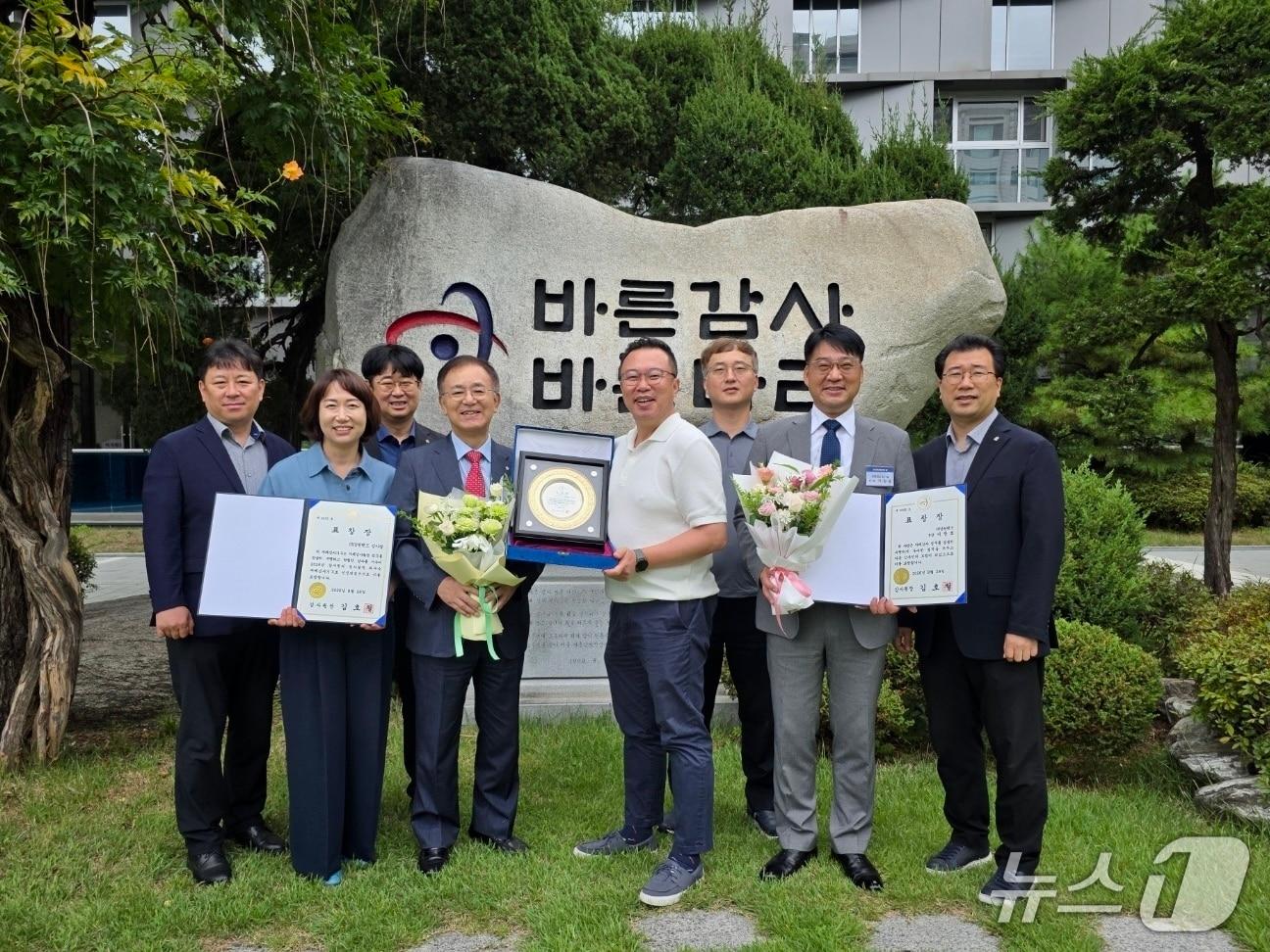 본문 이미지 - 강원랜드 감사위원회가 28일 서울 종로구 감사원 본원에서 열린 감사원 선정 '2026년 공공기관 자체감사활동 포상식'을 통해 공기업 중 최우수기관으로 선정돼 감사원장 표창을 받았다. (강원랜드 제공. 재판매 및 DB금지) 2026.8.28/뉴스1