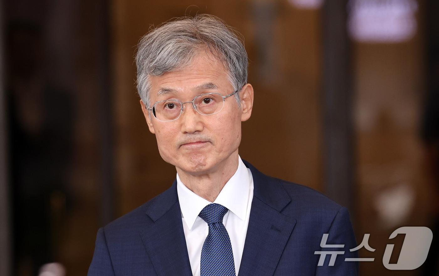 본문 이미지 - 조희대 대법원장이 28일 오후 서울 서초동 대법원 청사에서 퇴근하고 있다. 2026.8.28 ⓒ 뉴스1 박지혜 기자